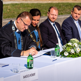 Ünnepi hangulat és újabb ipari együttműködések aláírása a PTE Műszaki és Informatikai Karának tanévnyitóján